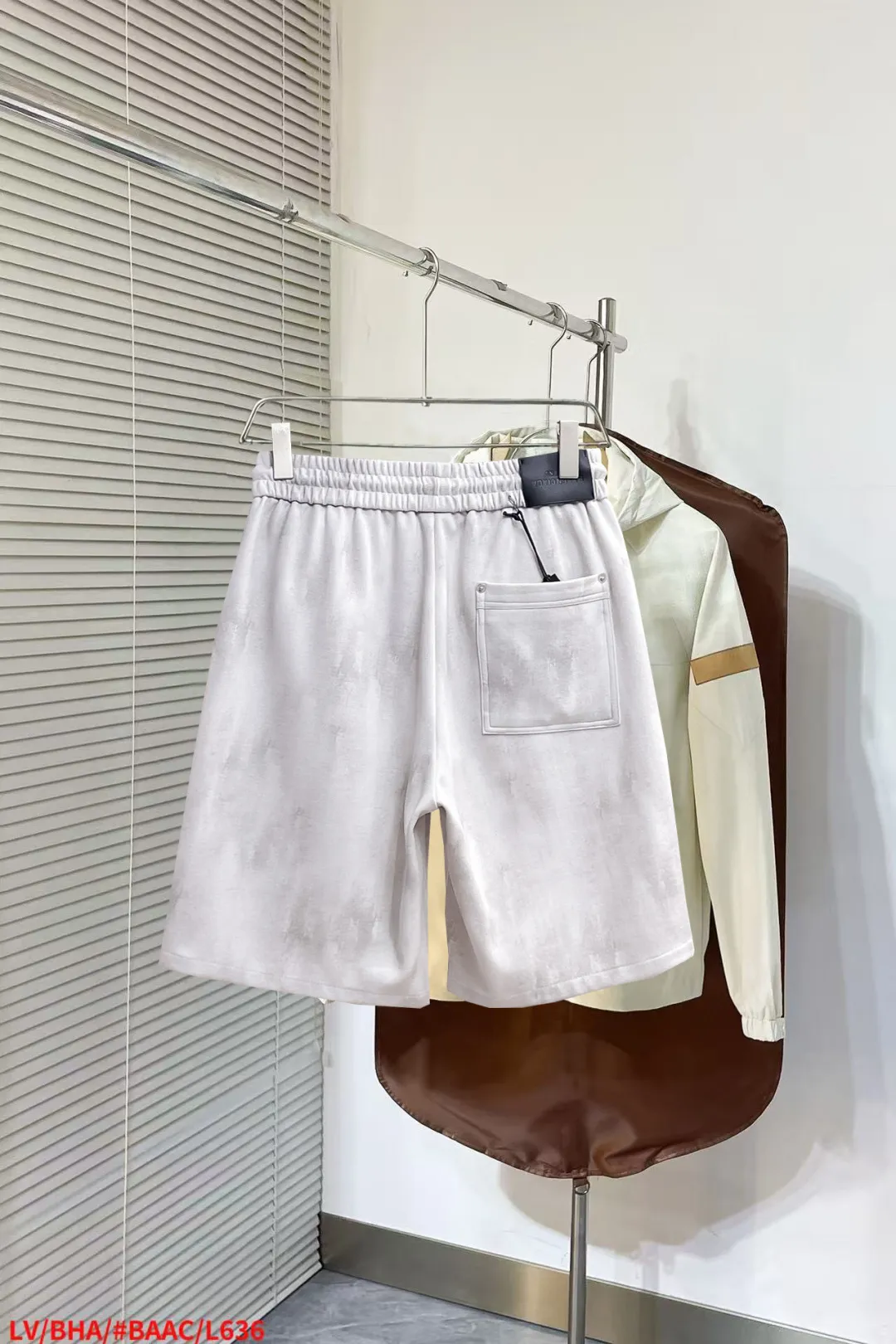 Balenciaga's three-standard complete 2026 summer New Arrival men's casual shorts, advanced custom-made Breathable fabric, Breathable fabric, extremely stretchy and comfortable, impeccable details, top-grade accessories, original logo design concept, delicate and soft feel! The upper body fit is awesome! Size: M-XXXL Please state your height and weight when ordering